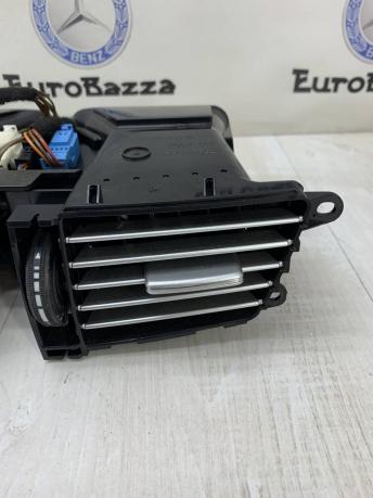 Дефлектор обдува салона центральный Mercedes W212 A2128302554