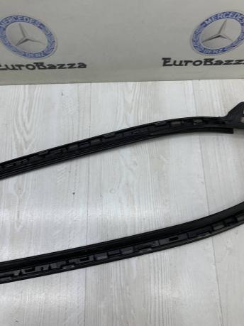 Боковой молдинг лобового стекла Mercedes W212 A2126900982