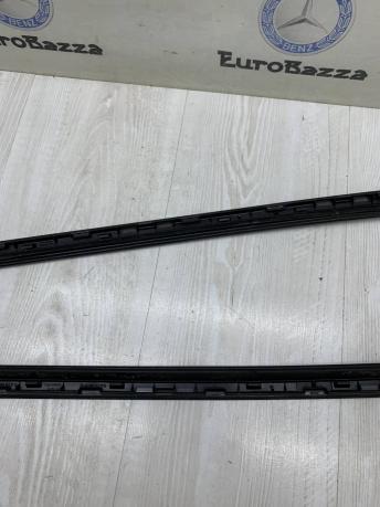 Боковой молдинг лобового стекла Mercedes W212 A2126900982