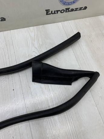 Уплотнитель капота Mercedes W212 A2126280098