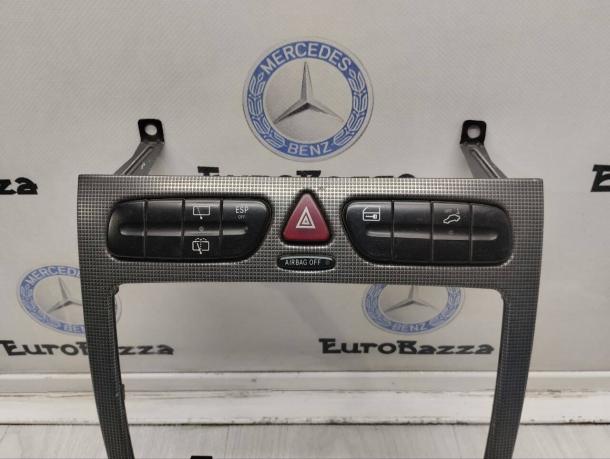 Накладка центральной консоли Mercedes W203 А2036809039 А2036809039