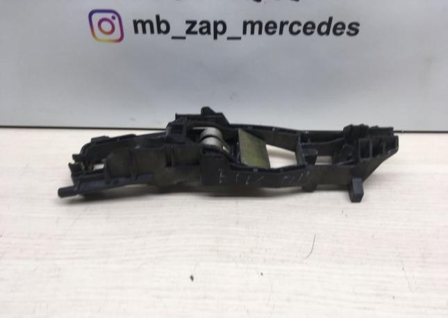  Крепление замка двери Mercedes W203  А2037600134 А2037600134