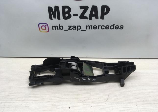  Крепление замка двери Mercedes W203  А2037600134 А2037600134