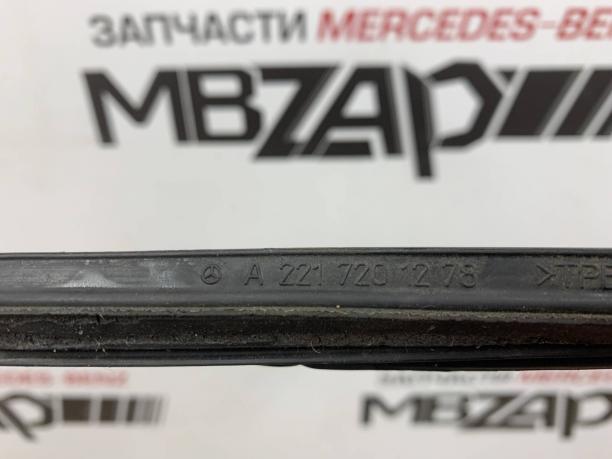 Уплотнитель крыла Mercedes W221 S 221 a2217201278