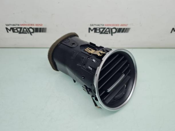Вентиляционный дефлектор спрва Mercedes W204 C 204 a2048306654