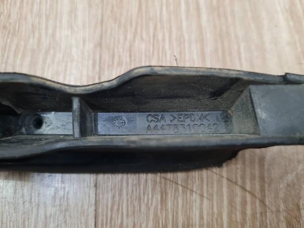 Уплотнитель капота Mercedes W447 V 447 a4478310042