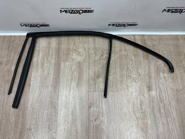 Уплотнитель стекла задний правый Mercedes W204 C a2047352225