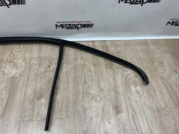Уплотнитель стекла задний правый Mercedes W204 C a2047352225