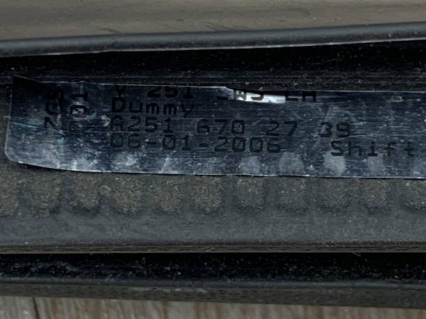 Уплотнитель бокового стекла Mercedes W251 R 251 a2516702739