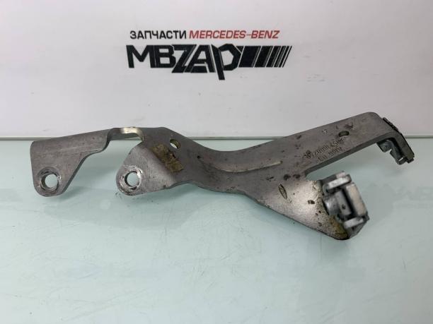 Кронштейн трубки охладителя m157 Mercedes W218 CLS a1571800240