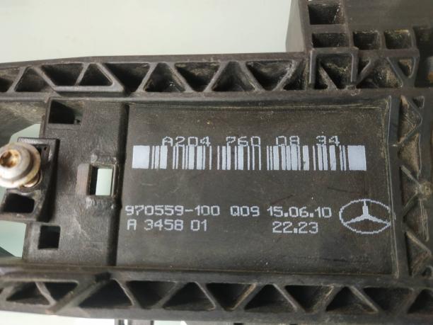 Кронштейн ручки передней правой Mercedes W204 C a2047602434