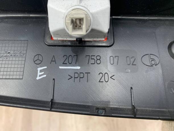 Накладка крышки багажника Mercedes W207 E 207 a2077580702