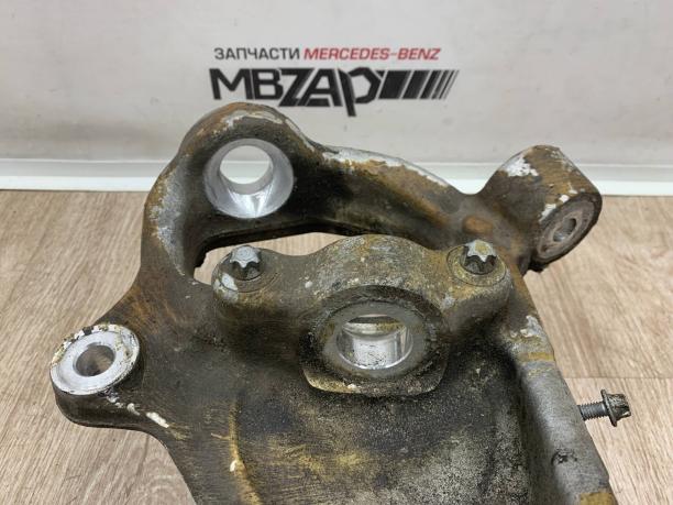 Кулак передний правый Mercedes W205 a2053322200