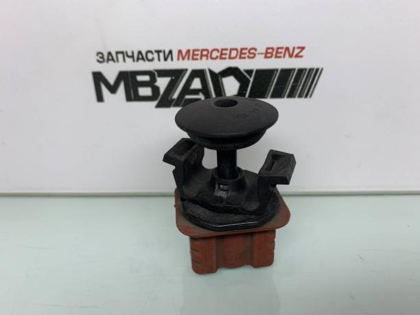 Крепление радиатора Mercedes W212 E 212 опора a0009912595
