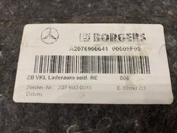 Обшивка багажника правая Mercedes W207 E 207 a2076900641