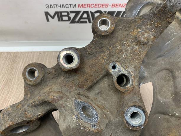 Кулак передний левый Mercedes W212 a2123320700