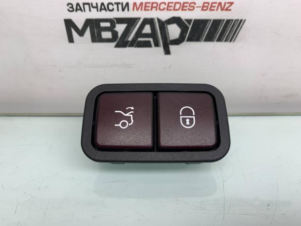 Кнопка крышки багажника Mercedes W205 a2208211479