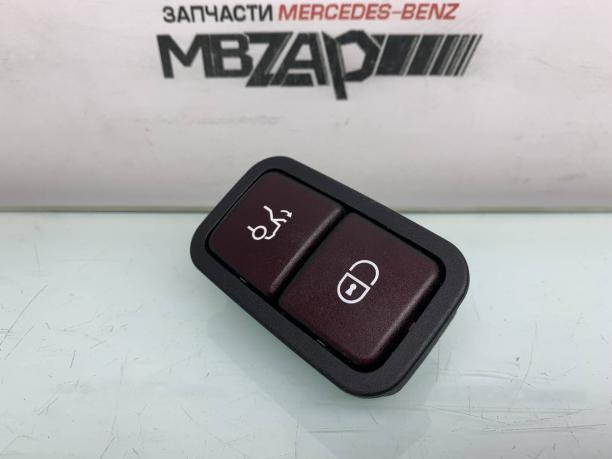 Кнопка крышки багажника Mercedes W205 a2208211479