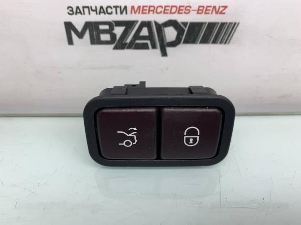 Кнопка крышки багажника Mercedes W205 a2208211479