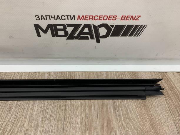 Уплотнитель стекла двери правой Mercedes W222 a2227250265