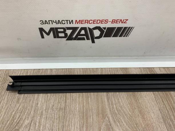 Уплотнитель стекла двери правой Mercedes W222 a2227250265