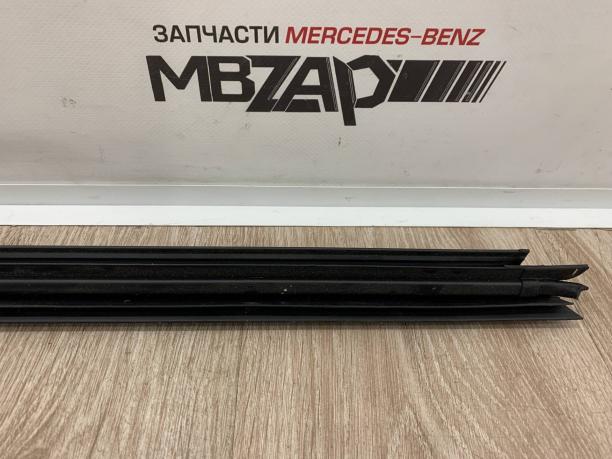 Уплотнитель стекла двери левой Mercedes W222 a2227250165