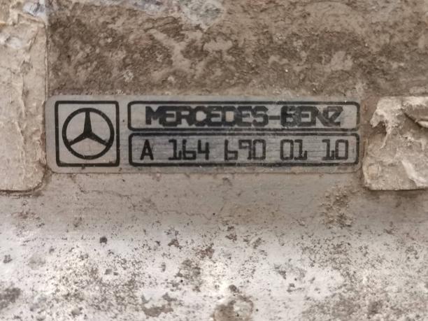 Кронштейн левого порога Mercedes x164 GL 164 a1646900110