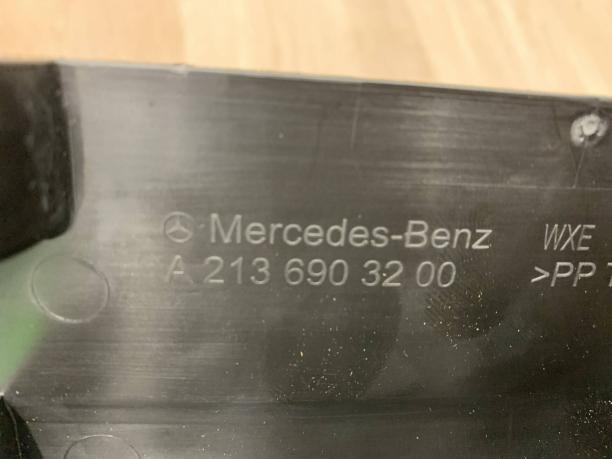 Направляющая багажника правая Mercedes W213 a2136903200