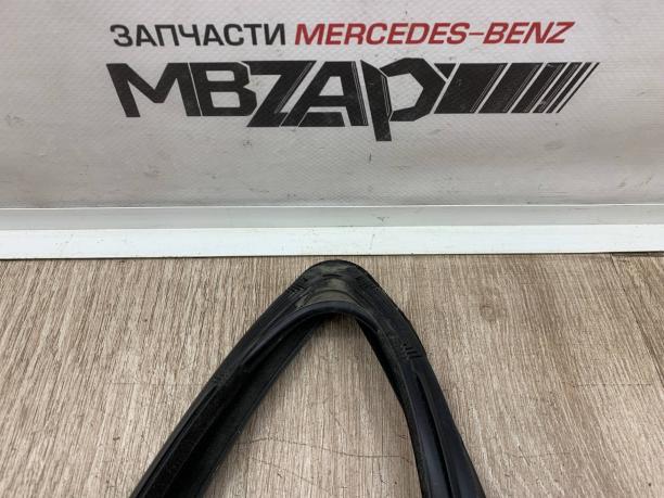 Уплотнитель стекла левой двери Mercedes X164 GL a1647250325