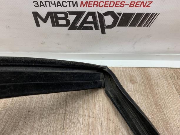 Направляющая стекла задняя левая Mercedes W251 R a2517350325