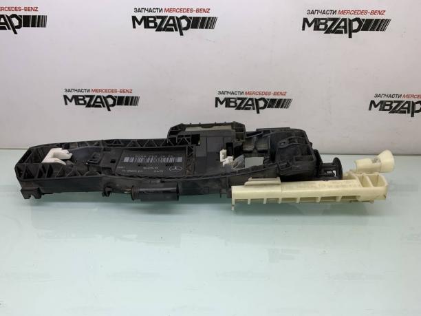 Кронштейн ручки двери правой Mercedes W218 CLS a2047602434