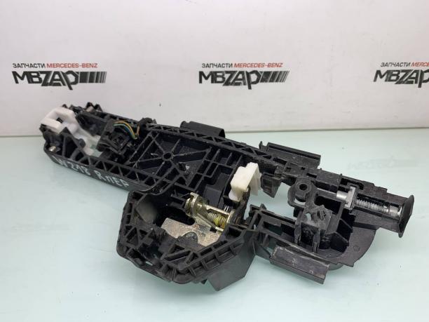 Кронштейн ручки двери Mercedes W204 a2047602434