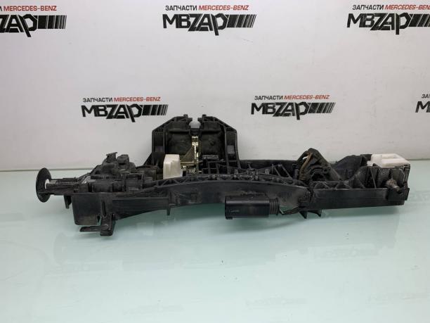 Кронштейн ручки двери Mercedes W204 a2047602434