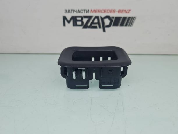 Рамка кнопки открывания багажника Mercedes W205 a2057270048