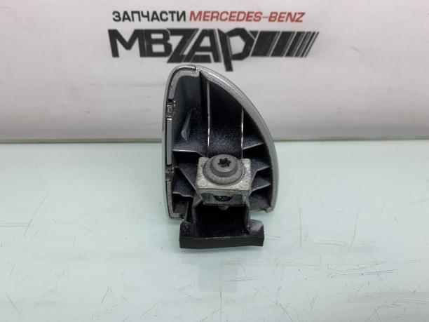 Уголок задней правой ручки Mercedes W164 a1647601420