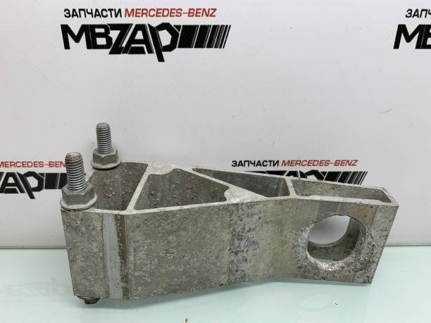 Кронштейн подрамника правый Mercedes W222 a2226261431