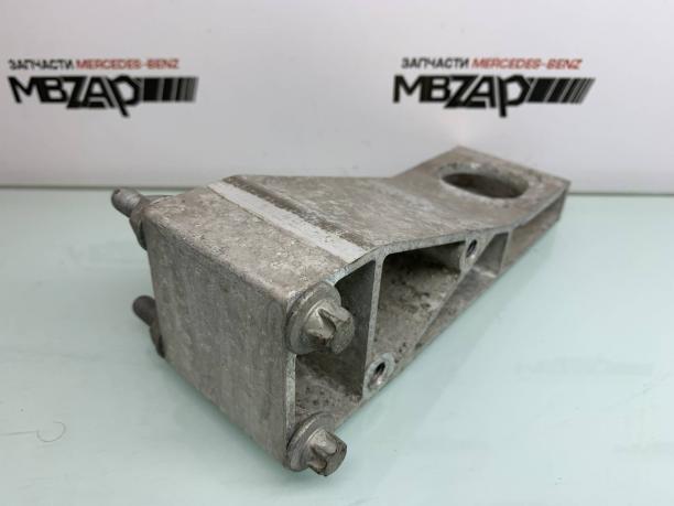 Кронштейн подрамника правый Mercedes W222 a2226261431