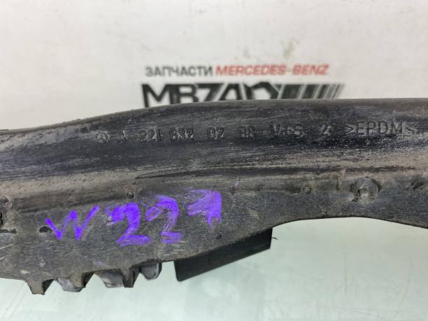 Уплотнитель капота правый Mercedes W221 a2218320298