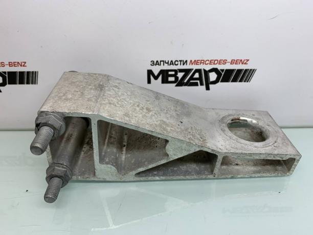 Кронштейн подрамника левый Mercedes W222 a2226261331