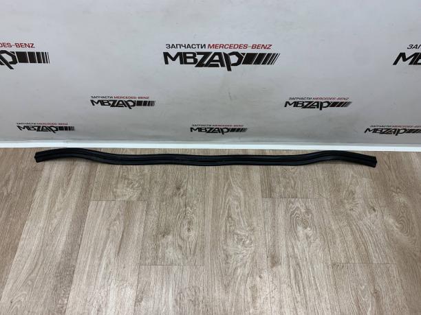 Уплотнитель капота Mercedes W221 a2216280098