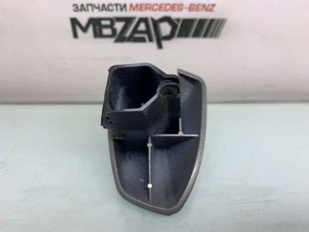 Уголок ручки двери правый Mercedes W212 a2047600420