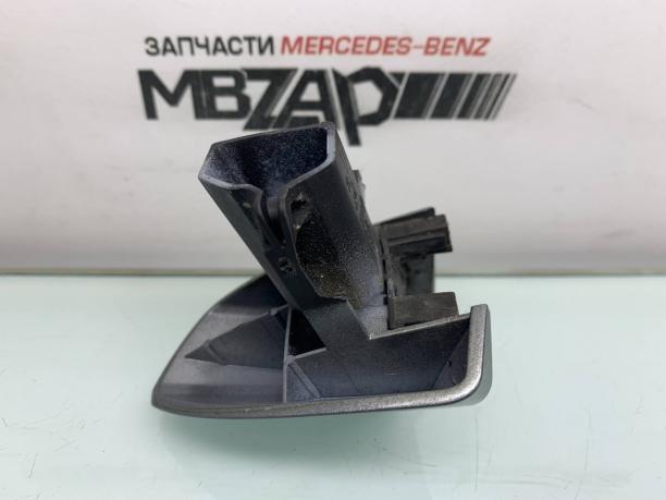 Уголок ручки двери правый Mercedes W212 a2047600420