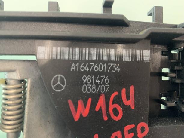 Кронштейн левой ручки двери Mercedes W164 ML a1647302535