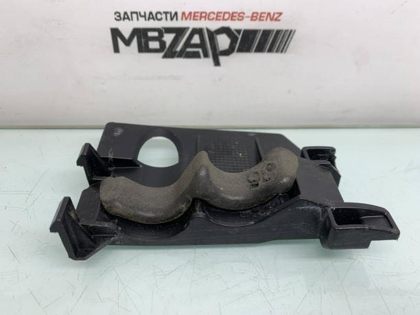 Крепление патрубков под капотом Mercedes W205 a2058310898