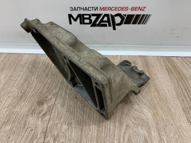 Кронштейн опоры двигателя левый Mercedes w221 a2732231104