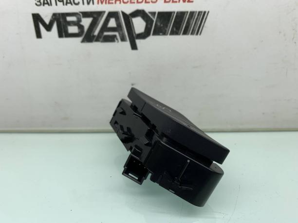 Кнопка центрального замка правая Mercedes W222 a2229057607