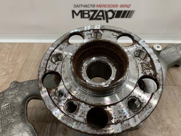 Кулак передний правый Mercedes W222 a2223322201