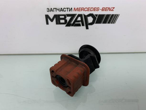 Крепление радиатора Mercedes W212 E 212 опора a0009912595