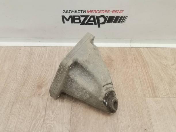 Кронштейн двигателя m273 правый Mercedes W221 a2732230404