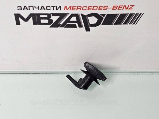 Замок водостока капота Mercedes W213 a0009982695